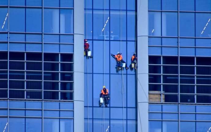 Things to Consider When Choosing Your Commercial Window Cleaner in